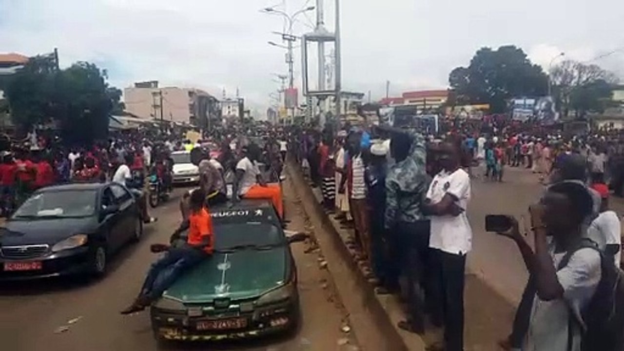 Après plus de 4 heures de marches, les manifestants arrivent sur l'Autoroute le Prince.Après plus de 4 heures de marches, les manifestants arrivent sur l'Autoroute le Prince.