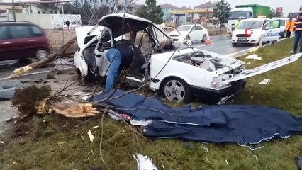 Yoldan çıkan otomobil önce elektrik direğine sonra ağaca çarptı: 2 ölü, 3 yaralı