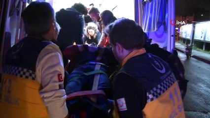 Kaza yapan kişiye yardım eden gençlerin arasına kamyon daldı