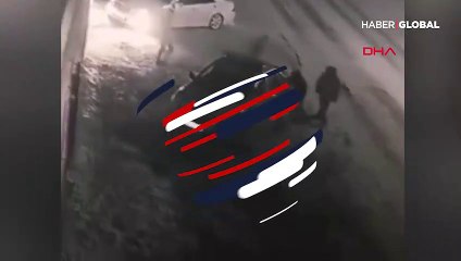 Rusya'da alkollü grup, polis aracını böyle devirdi