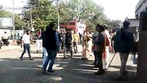 कांग्रेस विधायक को रोकने बीजेपी कार्यालय के बाहर तैनात कार्यकर्ता