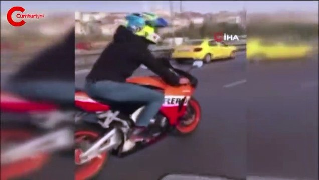 Motosikletli maganda tek teker üzerinde trafiği tehlikeye düşürdü!
