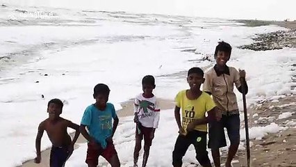 Children seen playing in 'toxic' foam blankets Indian beach