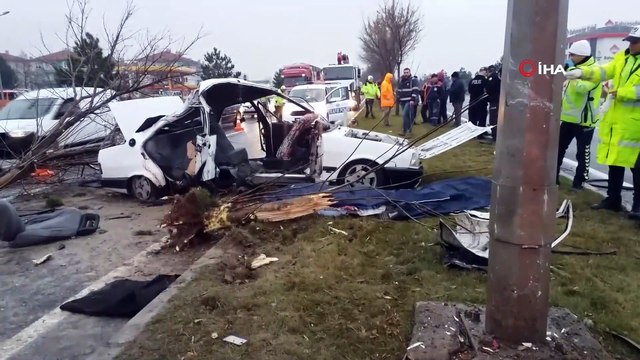 Yoldan çıkan otomobil önce elektrik direğine sonra ağaca çarptı: 2 ölü, 3 yaralı