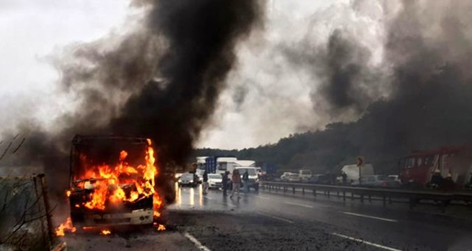 Son dakika: Arnavutköy'de facianın eşiğinden dönüldü! Yolcu minibüsü alev alev yandı