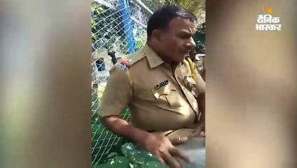 बाल्टी बजाकर पुलिसवाले ने गाया 'भर दो झोली मेरी'