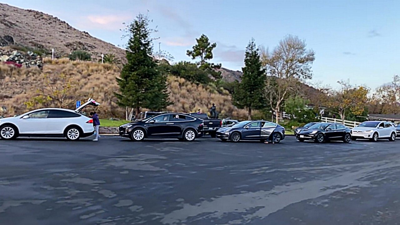 Des bouchons de Tesla devant les bornes de recharge pendant Thanksgiving