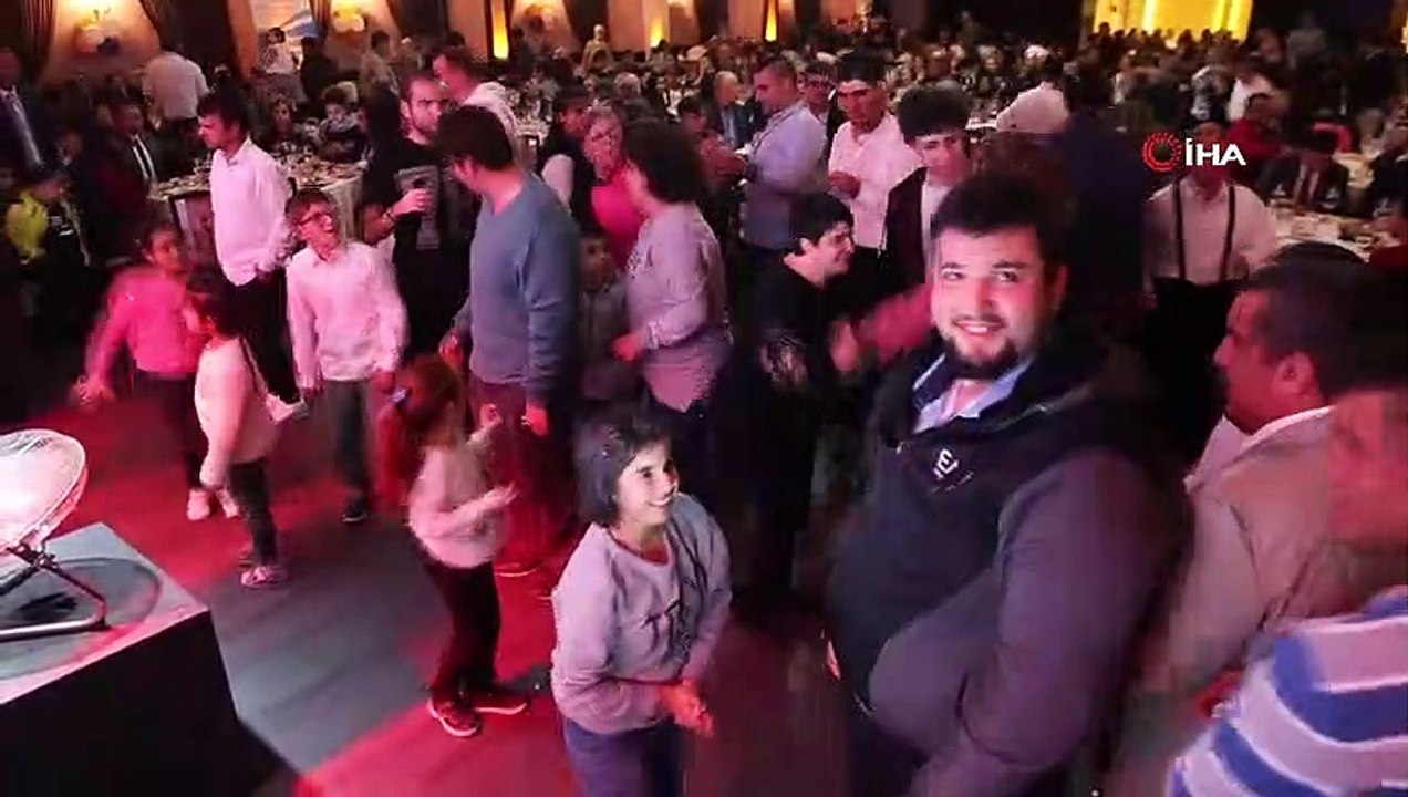 Başkan Aras, engellilerle birlikte halay çekti