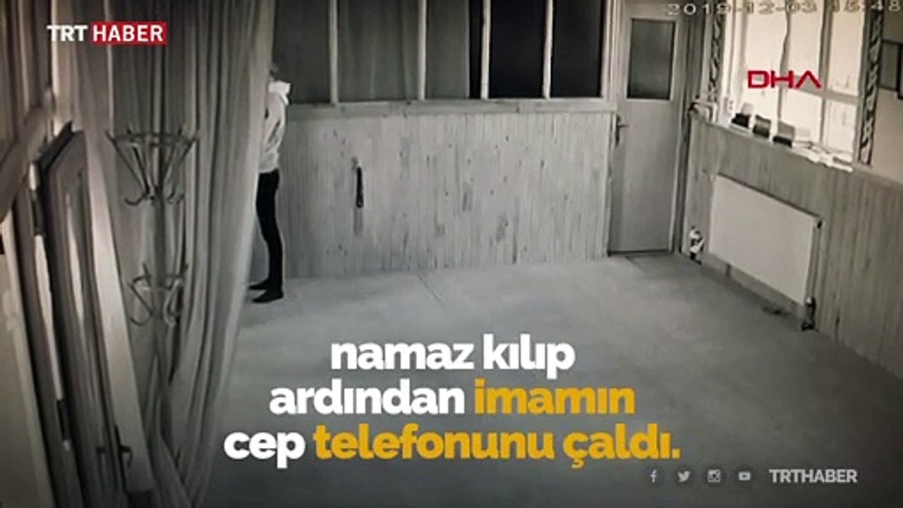 Namaz kılar gibi yapıp imamın cep telefonunu çaldı