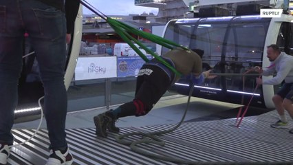 Assista a este fortão  girar a roda-gigante de Munique!