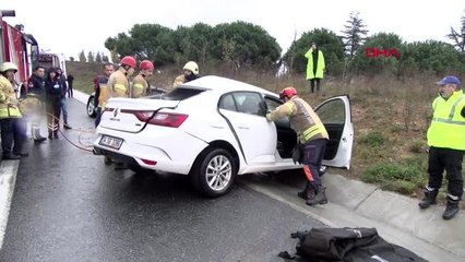 Sultanbeyli'de otomobil emniyet şeridindeki otomobile çarptı 1 ölü