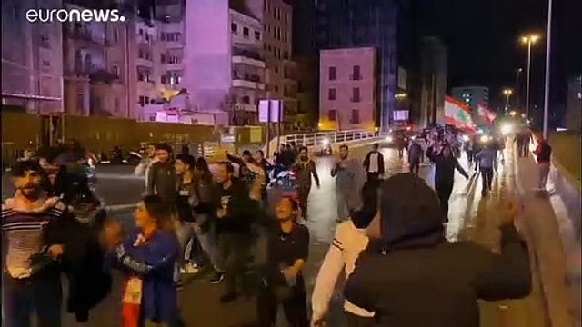 شاهد: مواجهات ليلية بين قوى الأمن ومتظاهرين عند جسر الرينغ بوسط العاصمة بيروت