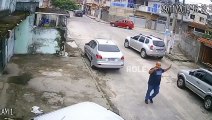 Cet homme vole une voiture à boite de vitesse manuelle qu’il n’est même pas capable de conduire. Il s’est alors fait prendre par la police.