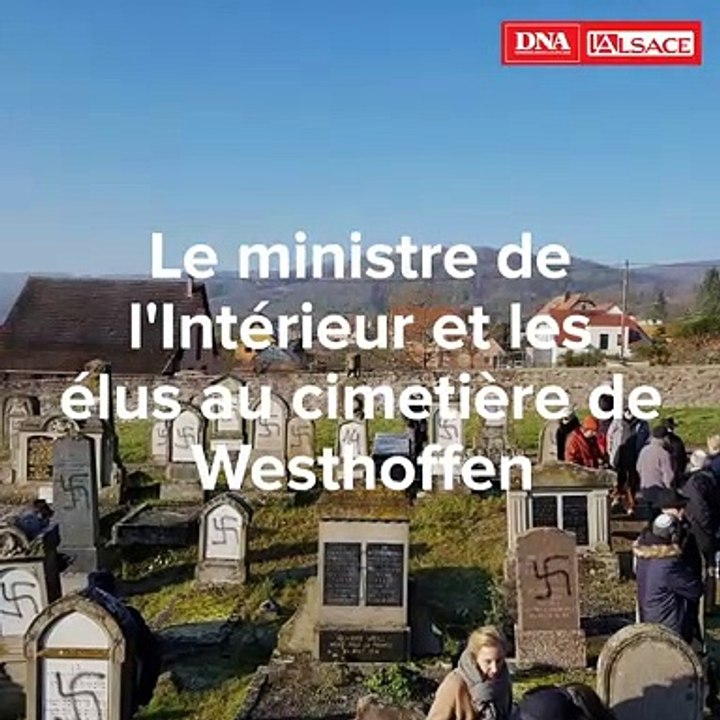 Le ministre de l'Intérieur et les élus au cimetière de Westhoffen