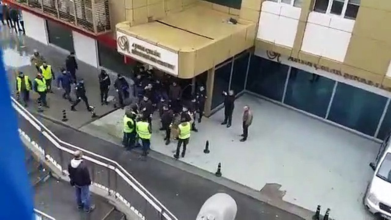 Tazminatlarını alamayan inşaat işçilerinin Adem Çelik Şirketler Grubu önündeki eylemi sürüyor