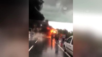 Arnavutköy'de seyir halindeki yolcu minibüsü yandı (2)