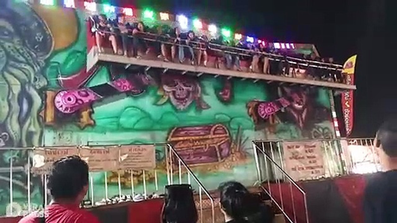 La barre de sécurité d’un manège s’ouvre en Thaïlande