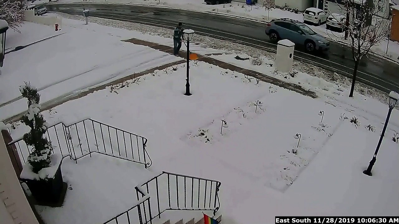 Il passe des heures à déneiger devant chez lui... pour rien...