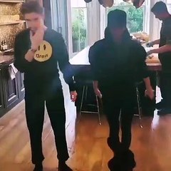 Victoria Beckham baila con su hijo Romeo al ritmo de las Spice Girls