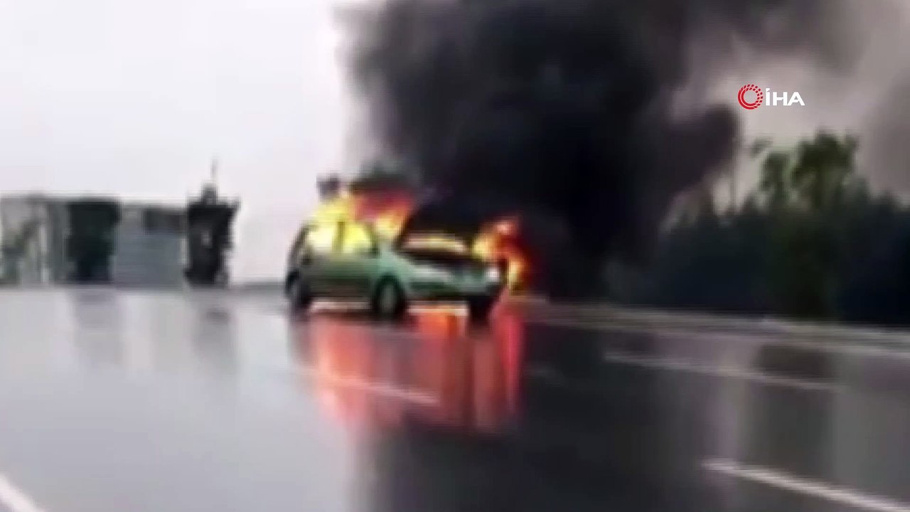 Zeytinburnu’nda seyir halindeki otomobil alev alev böyle yandı