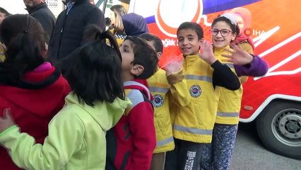 İşitme engelli öğrencilere ambulanslar tanıtıldı