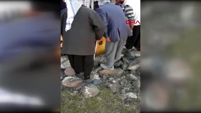 Şanlıurfa su kuyusuna düşen ineği itfaiye kurtardı