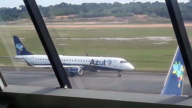 [SBEG Spotting]Embraer 195 PR-AXT taxia na pista do Aeroporto de Manaus