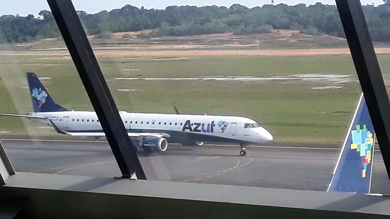 [SBEG Spotting]Embraer 195 PR-AXT taxia na pista do Aeroporto de Manaus