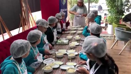 Hatay'da öğrencilere künefe yapımı öğretildi