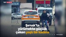 Yürümekte zorlanan kadının yardımına polis yetişti