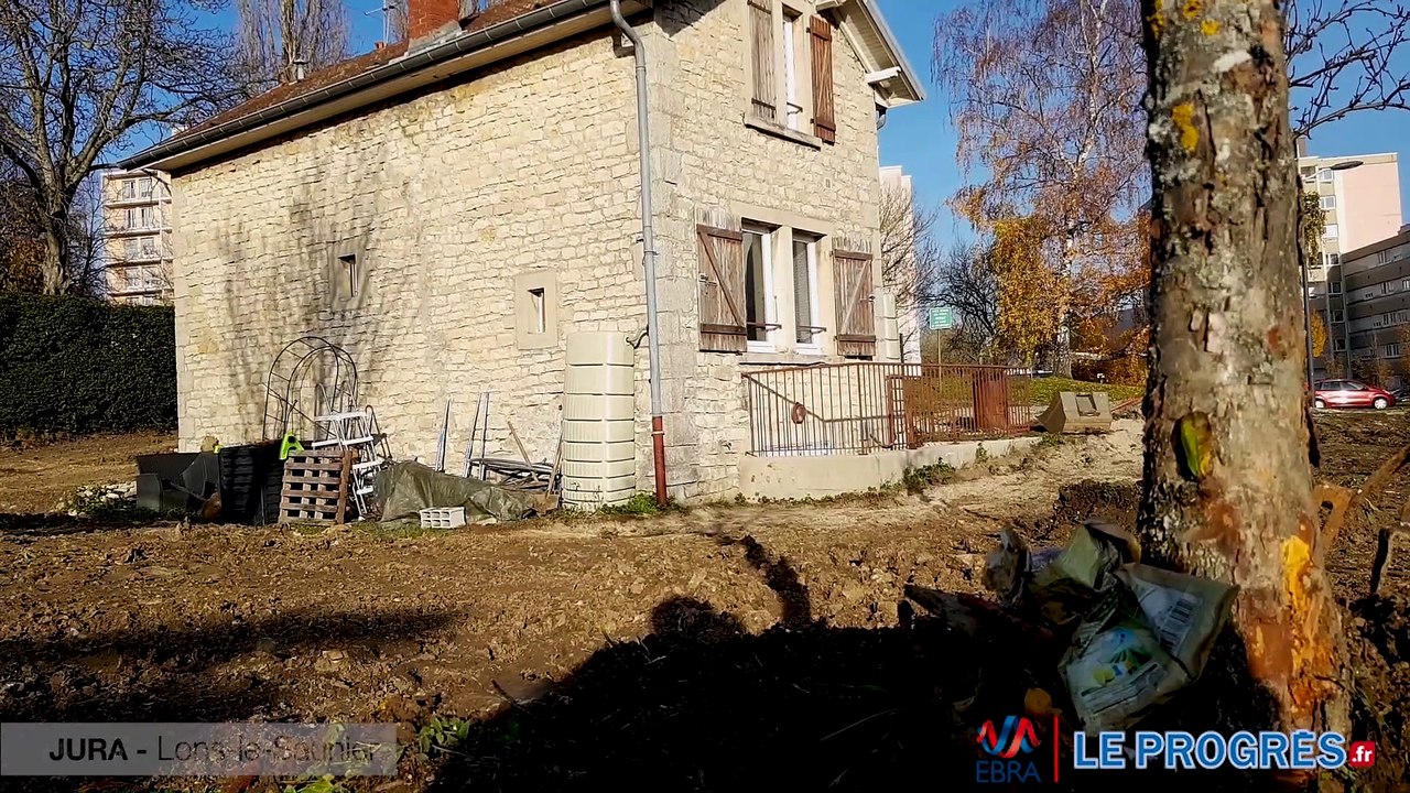 Redouane Marghich a acheté une maison dont le sol du terrain s’est révélé être plein de déchets plastique, de verre, de métal…