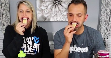 Ce couple tente de manger avec un écarteur buccal, et c'est à mourir de rire !