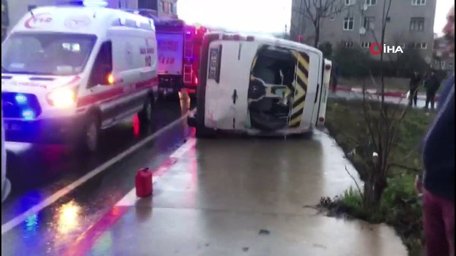 Sultanbeyli’de seyir halinde olan servis aracı devrildi