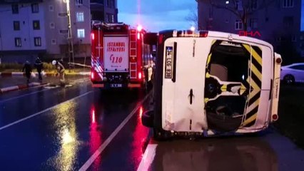 Sultanbeyli'de öğrenci servisiyle otomobil çarpıştı 4 yaralı