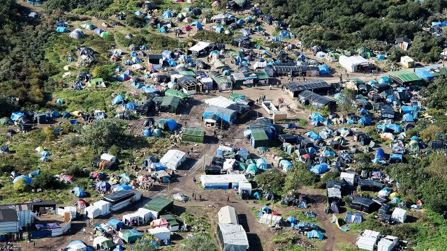 La intérprete violada por el refugiado ante un periodista en plena 'jungla' de Calais
