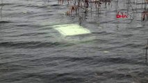 Bolu otomobil suya gömüldü, 2 kişi yüzerek kurtuldu