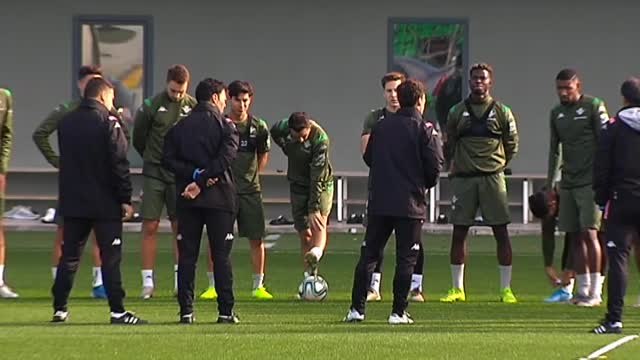 Visita de Luis Eduardo Schmidt en el entrenamiento del Betis