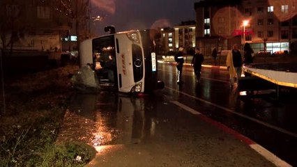 Sultanbeyli'de öğrenci servisiyle otomobil çarpıştı 4 yaralı