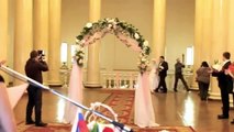 Llega vestida a su boda y se va de la ceremonia a la carrera y con el culo al aire