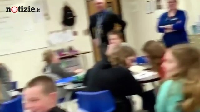 Bimbo daltonico vede a colori per la prima volta: la sua reazione è commovente | Notizie.it