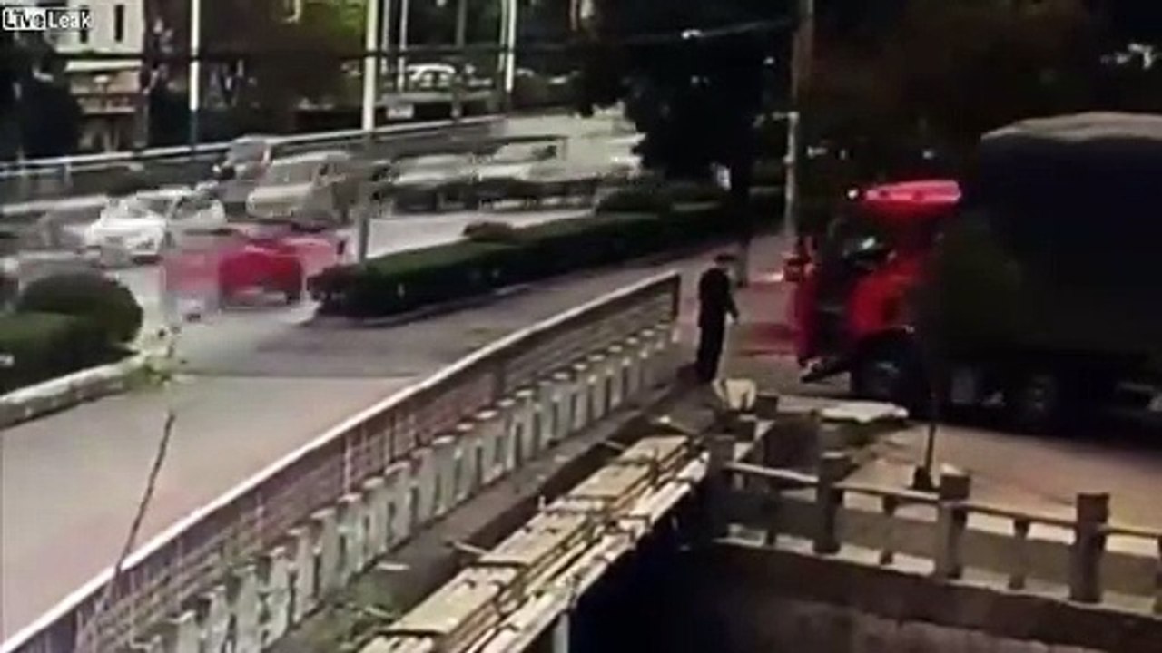 Freins cassés, ce camion manque de tomber dans la rivière !