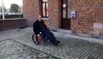 Le bourgmestre de Brunehaut se met dans la peau d'une personne à mobilité réduite
