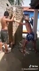 Ils font une grosse bêtise en détruisant un bout de mur !