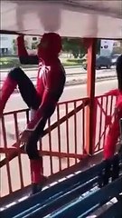 Quand Spider-Man s'amuse à marcher contre un bus