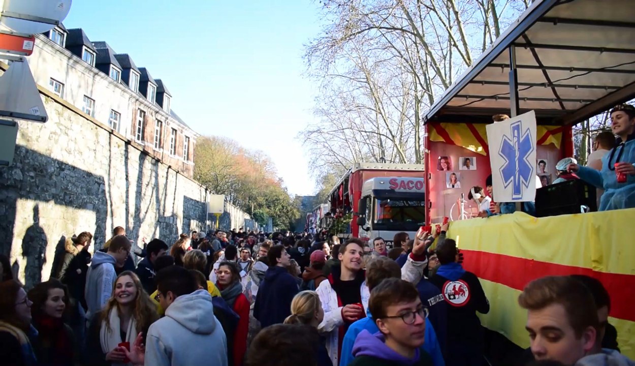 Plus d'un millier d'étudiants fêtent la Saint-Nicolas dans les rues de Namur