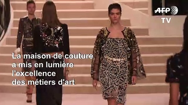Chanel célèbre l'excellence des métiers d'art lors d'un défilé à Paris
