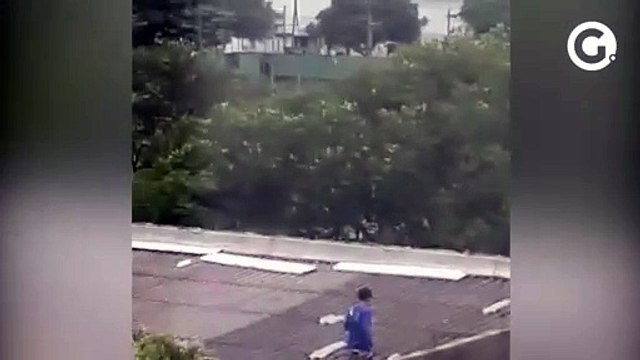 Operários trabalham sem equipamento de segurança no telhado da sede da Prefeitura de Vitória