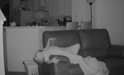 Escuchaba ruidos de madrugada, puso una cámara de visión nocturna y descubre  que el 'enemigo' estaba dentro