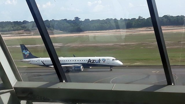 [SBEG Spotting]Embraer 195 PR-AXT taxiando e decolando de Manaus para Porto Velho