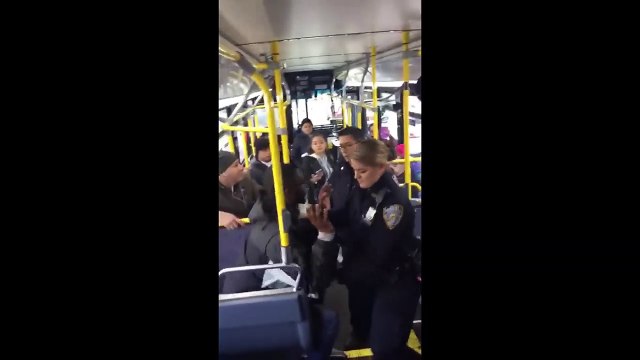 Así le parten la cara a un acosador en el autobús de Nueva York